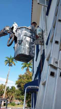 Instalação de equipamento de ar-condicionado em altura
